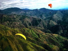 博瑙——哥伦比亚中部山脉的高崖跳伞运动